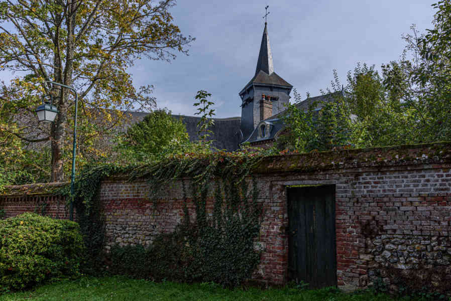 Francia - Gerberoy 24 - Colegiata de Saint-Pierre de Gerberoy.jpg